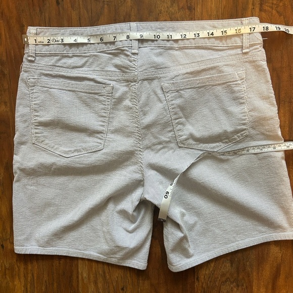 Riders Mid Rise Shorts Women’s Size 10 - Picture 6 of 6